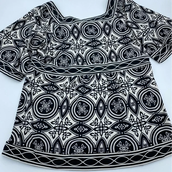 Yvos Black and White Graphic Print with Bell Sleeves- Large - Picture 4 of 7